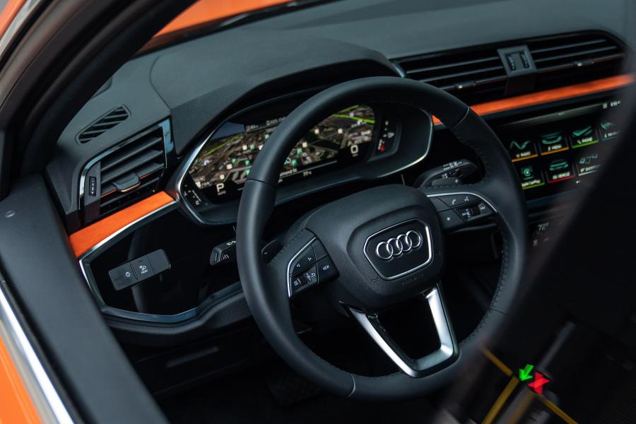 Панель приборов Audi Q3 2.0 TFSI Quattro S-Line 2019 года  (NA) (фото 38 из 42)